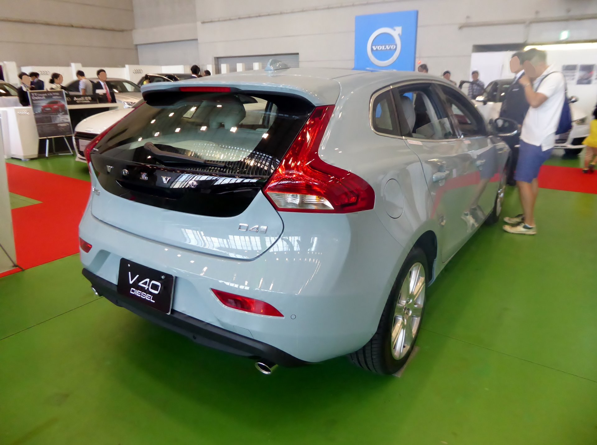 Volvo V40 D4 Inscription arka görünümü ve dikey stop lambaları