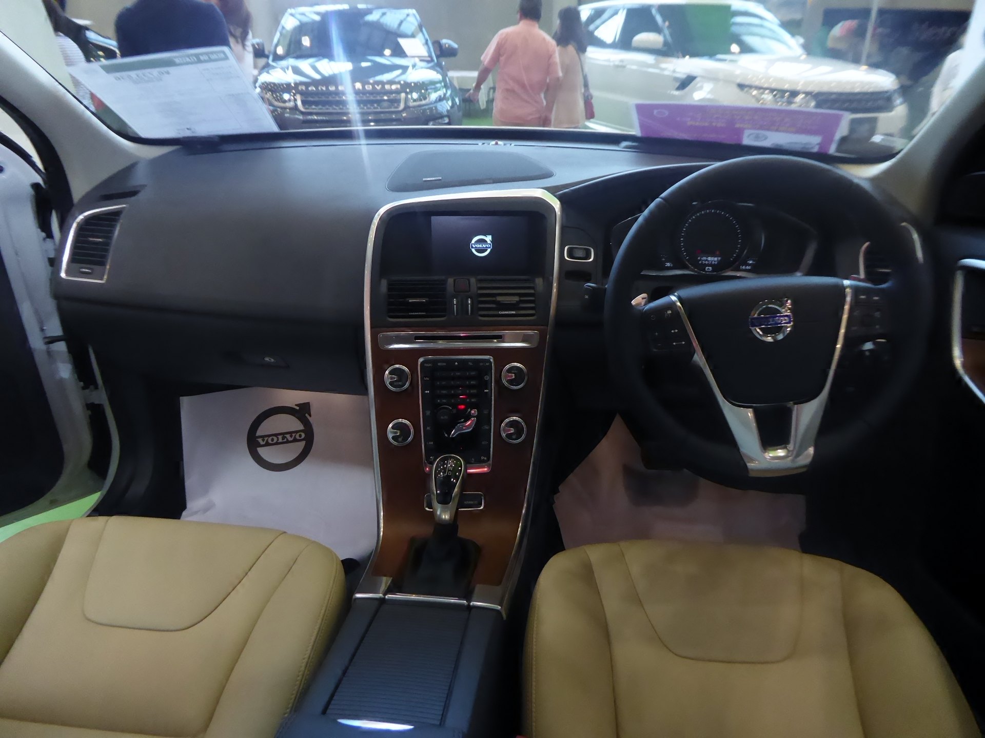 Volvo XC60 I makyajlı D4 Classic iç mekânı ve orta konsolu