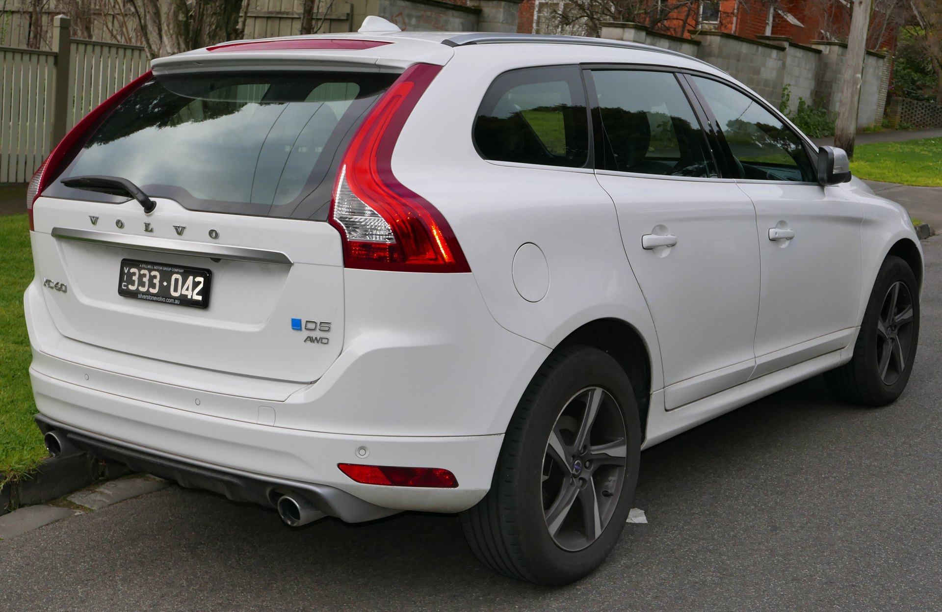 Volvo XC60 I D5 R-Design makyajlı arka görünümü