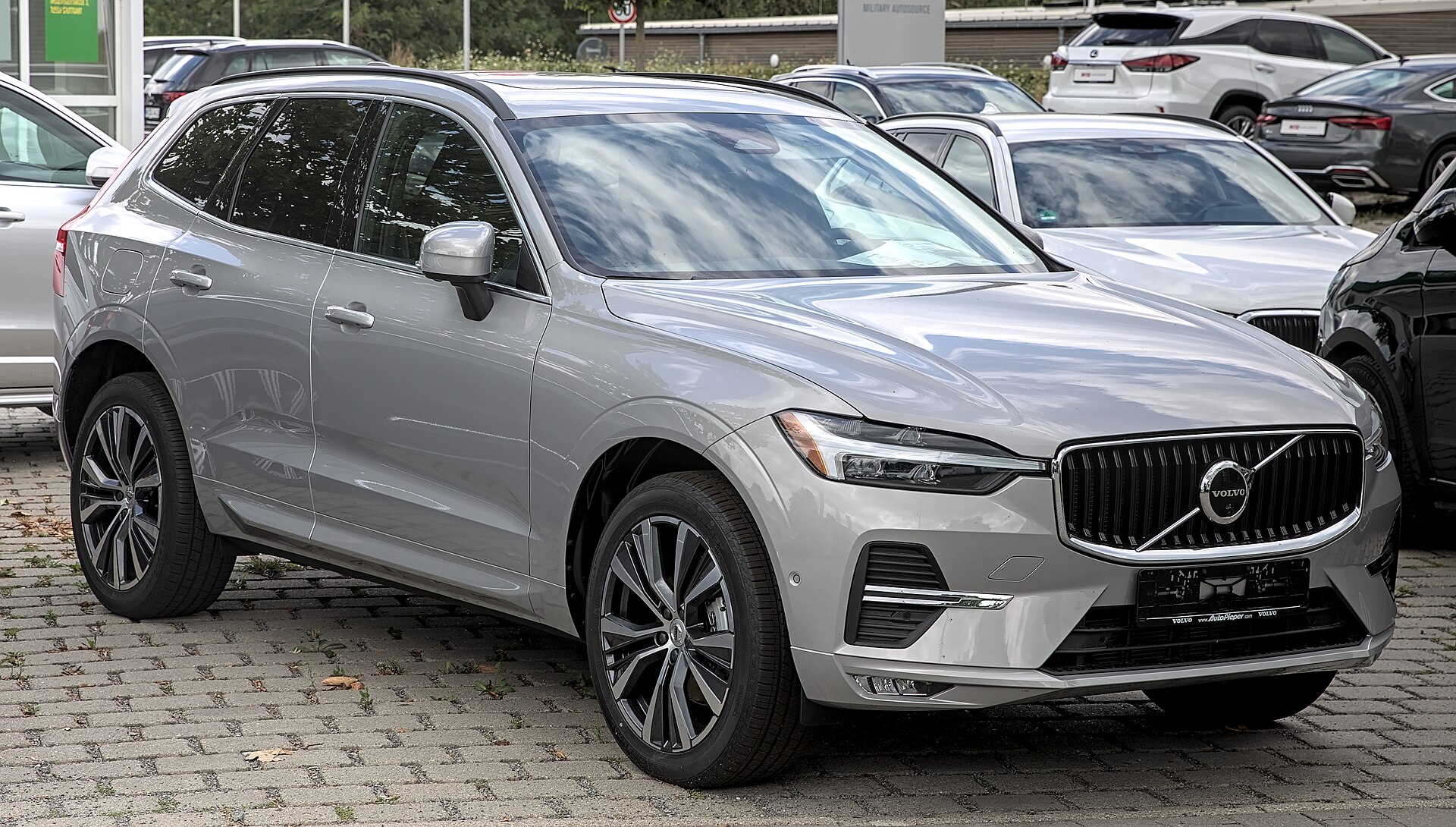 Volvo XC60 II 2021 makyajlı kasa önden görünüm