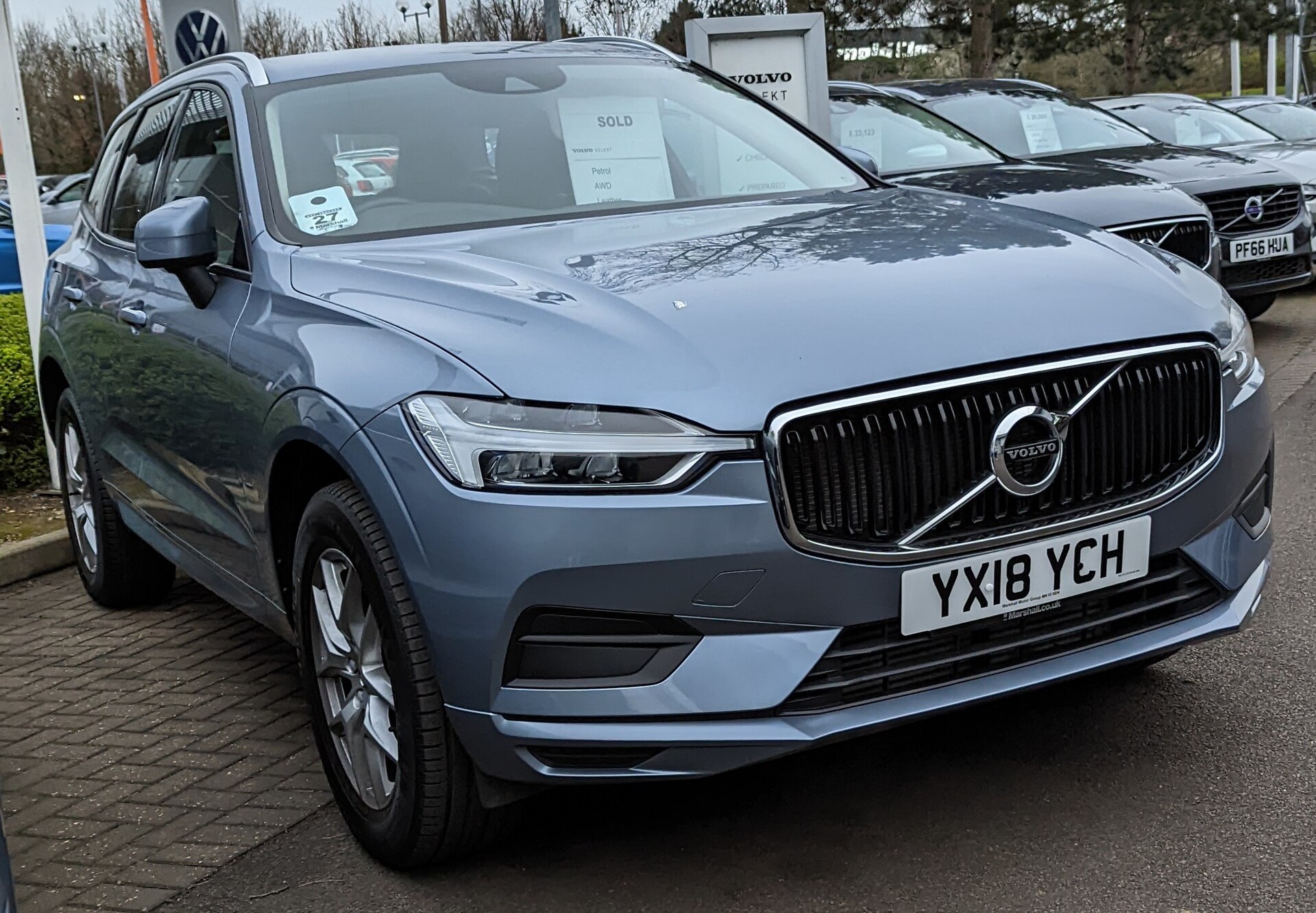 Volvo XC60 II Momentum yan ve arka görünüm