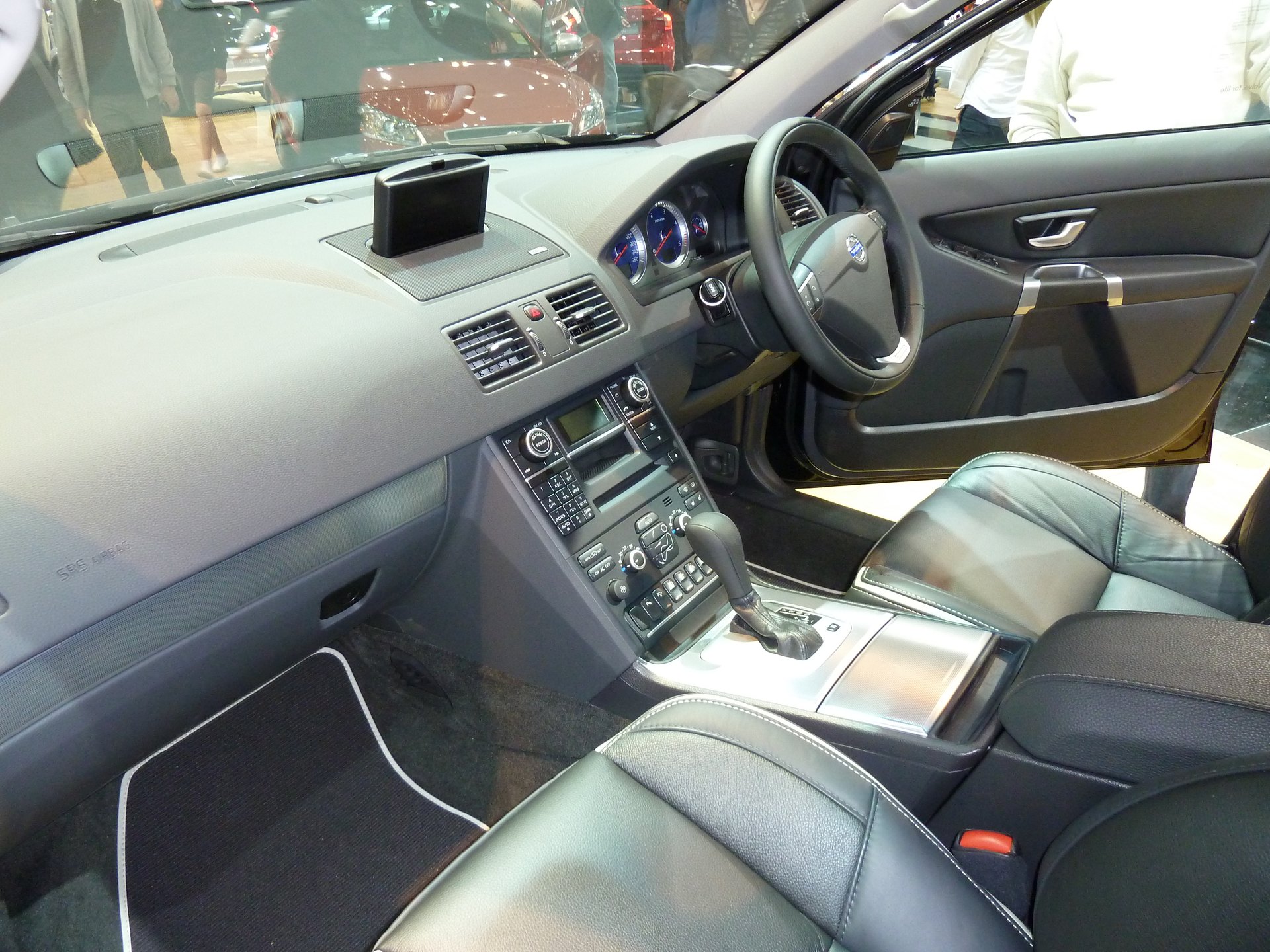 Birinci nesil Volvo XC90 D5 iç mekânı, orta konsolu ve Geartronic vites kolu