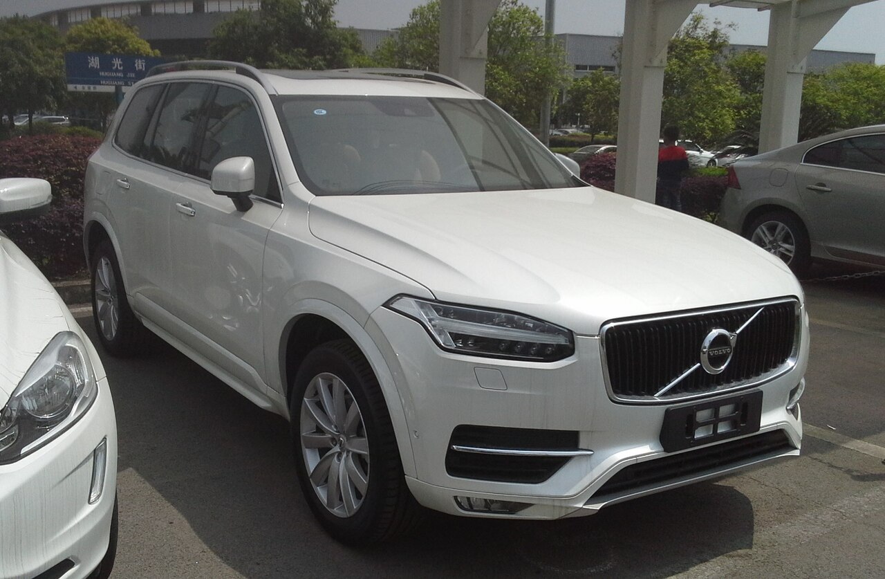 İkinci nesil Volvo XC90 önden üç çeyrek görünüm