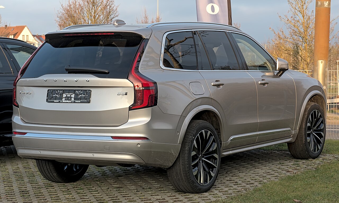 İkinci nesil Volvo XC90 B5 arka ve yan görünüm