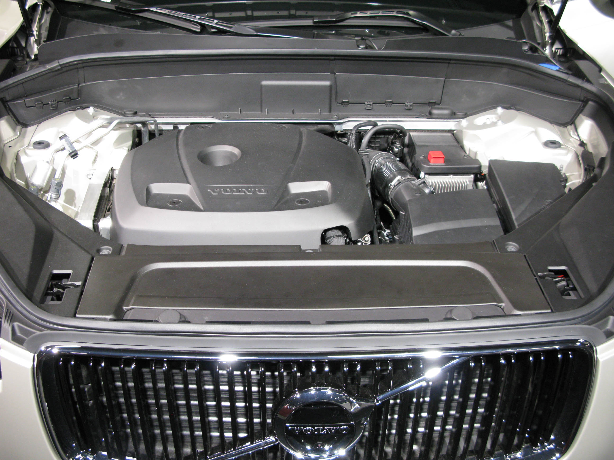 Volvo XC90 II Drive-E motor bölmesi