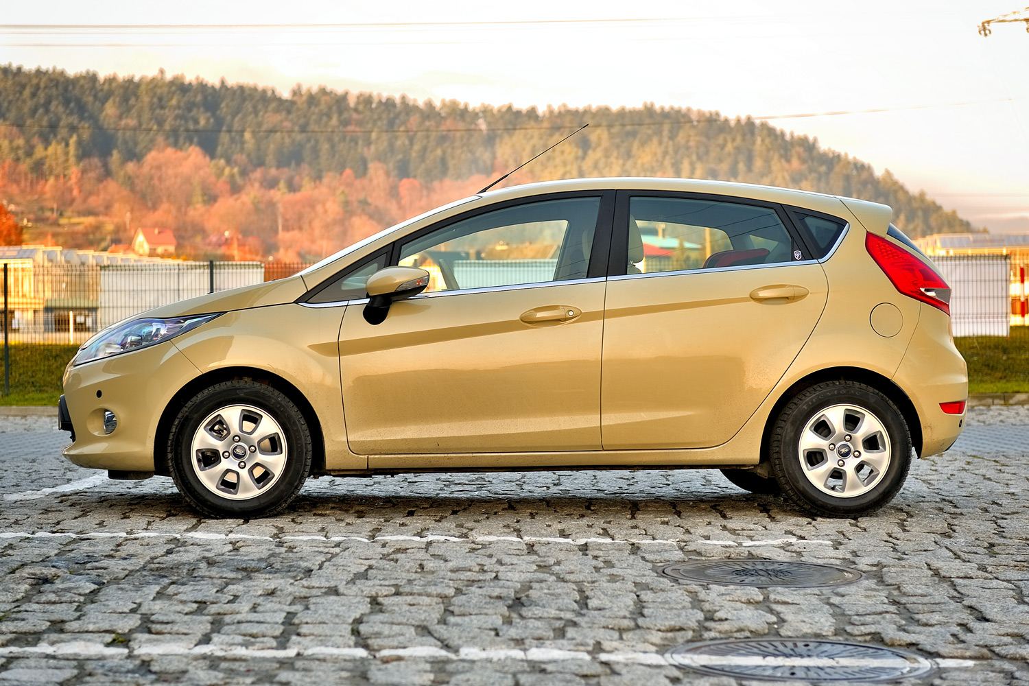 Ford Fiesta Mk7 makyaj öncesi dış görünüm