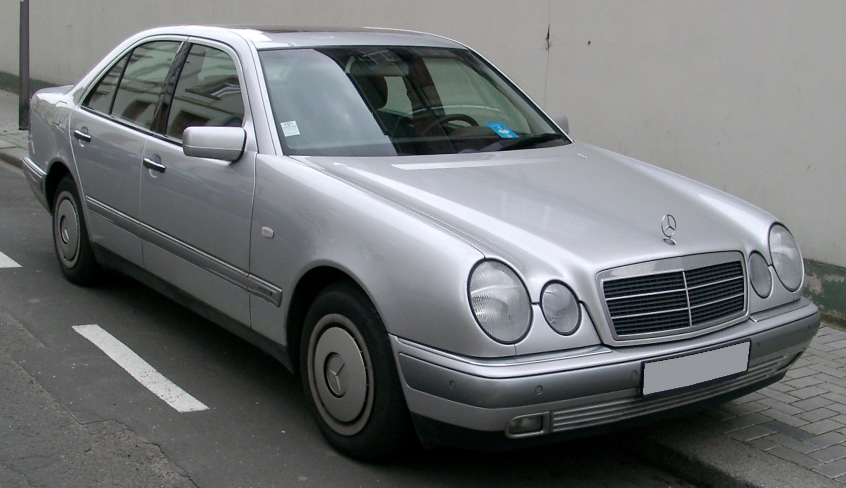 Mercedes-Benz W210 erken dönem ön görünüm