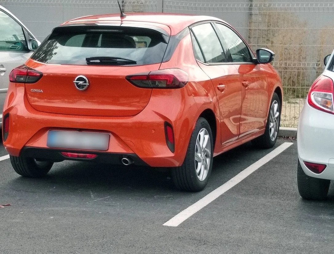 Opel Corsa F ön gövde ve motor kaputu ayrıntısı