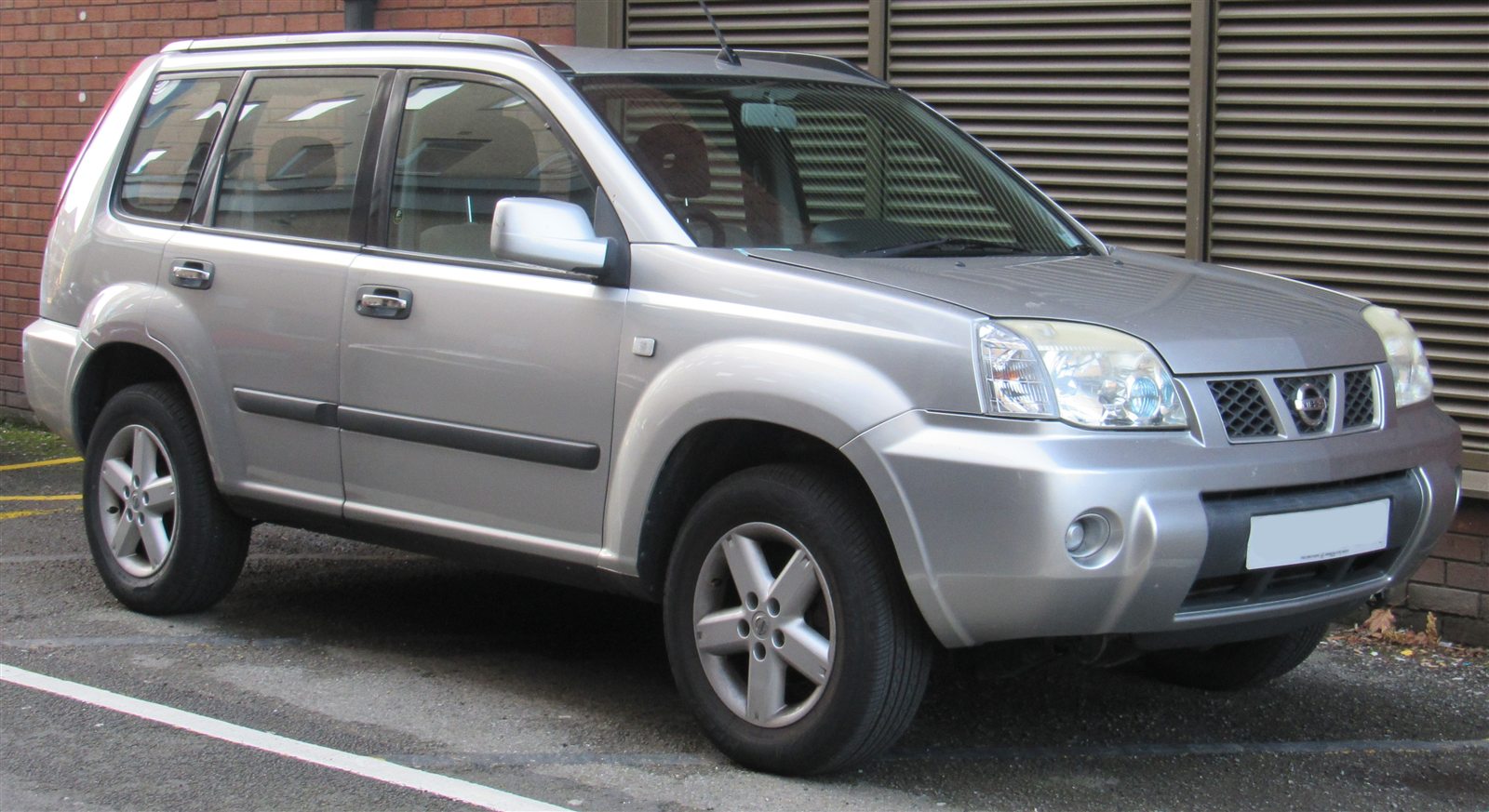 2005 Nissan X-Trail T30 makyajlı ön görünümü