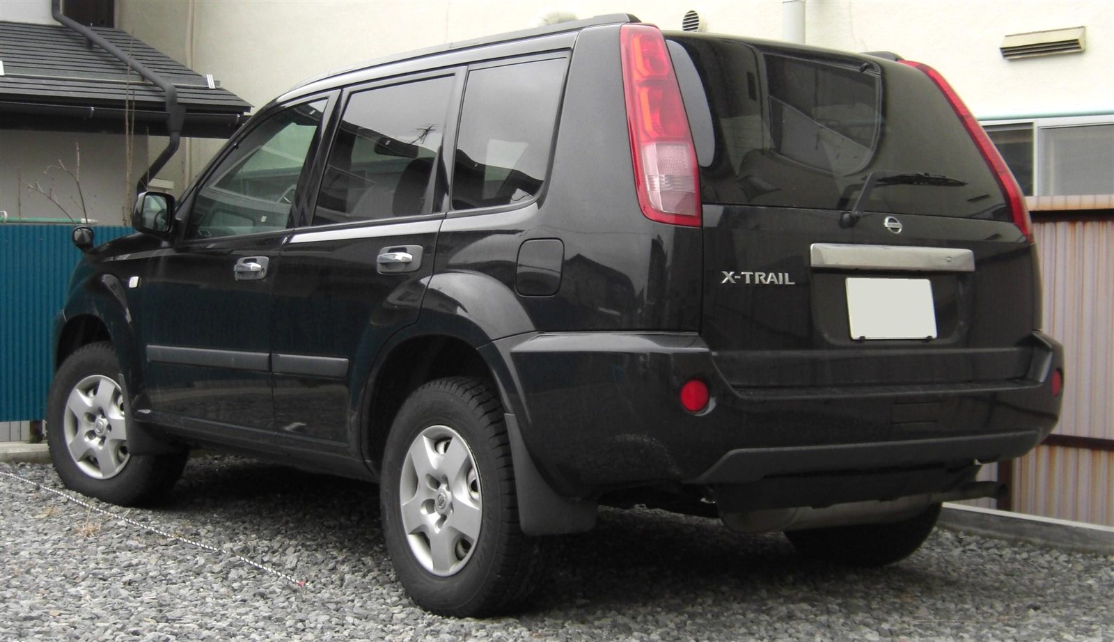 Nissan X-Trail T30 arka görünüm ve bagaj kapağı
