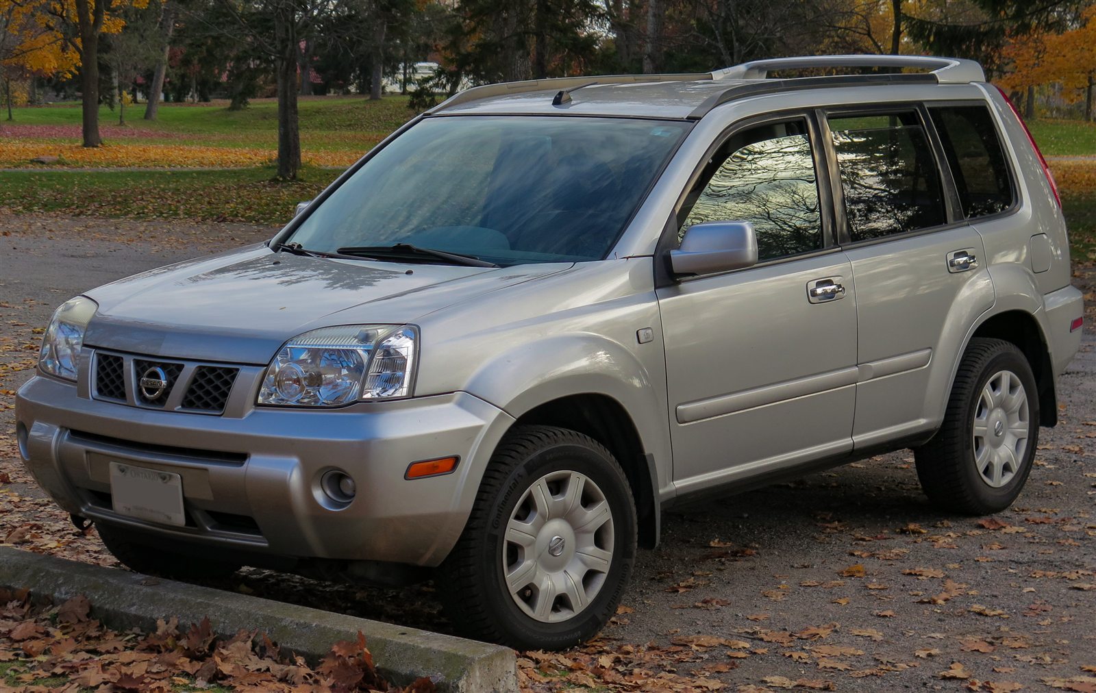 2005 Nissan X-Trail T30 gümüş renkli ön görünüm
