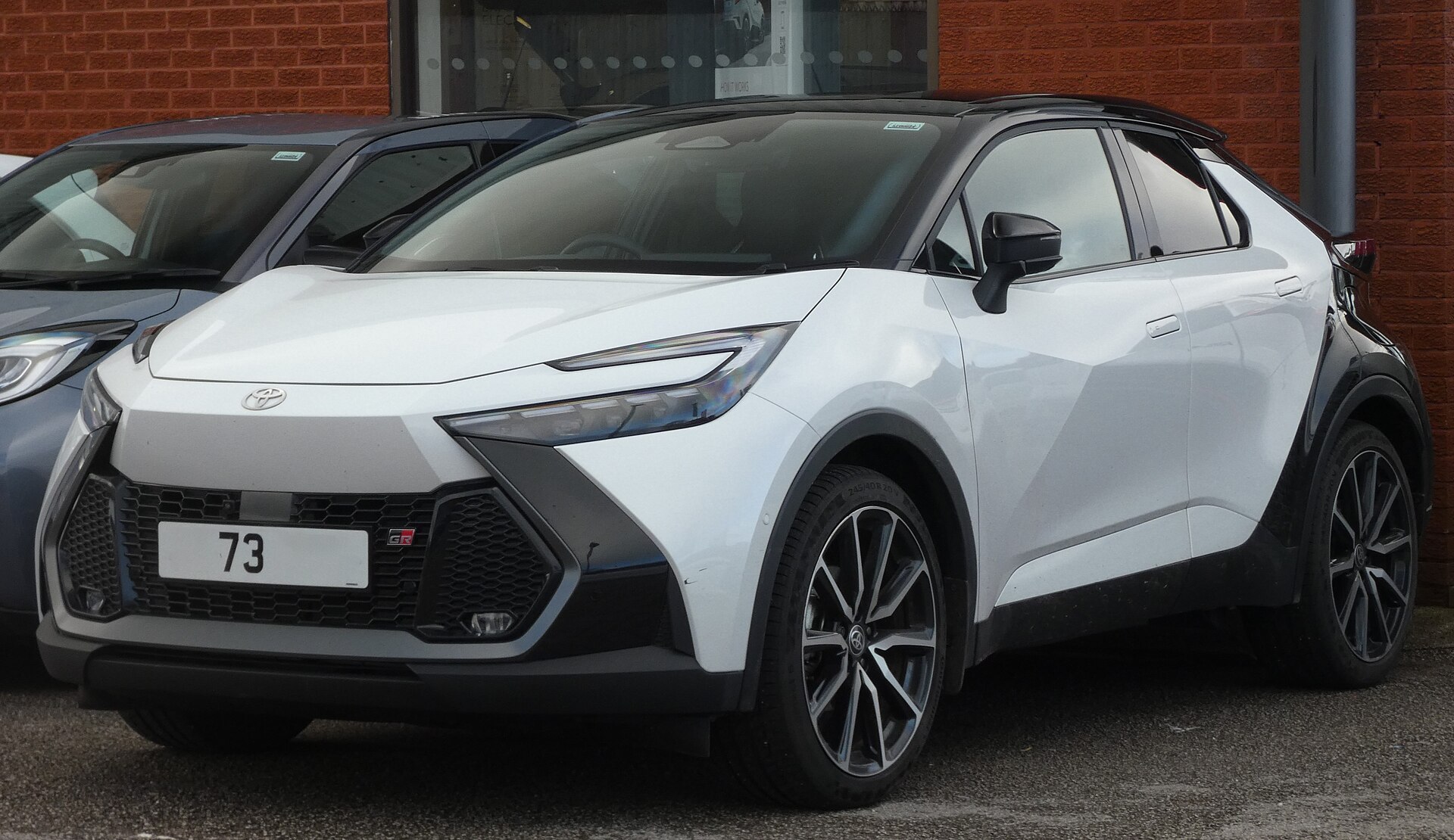 İkinci nesil Toyota C-HR Hybrid önden görünüm
