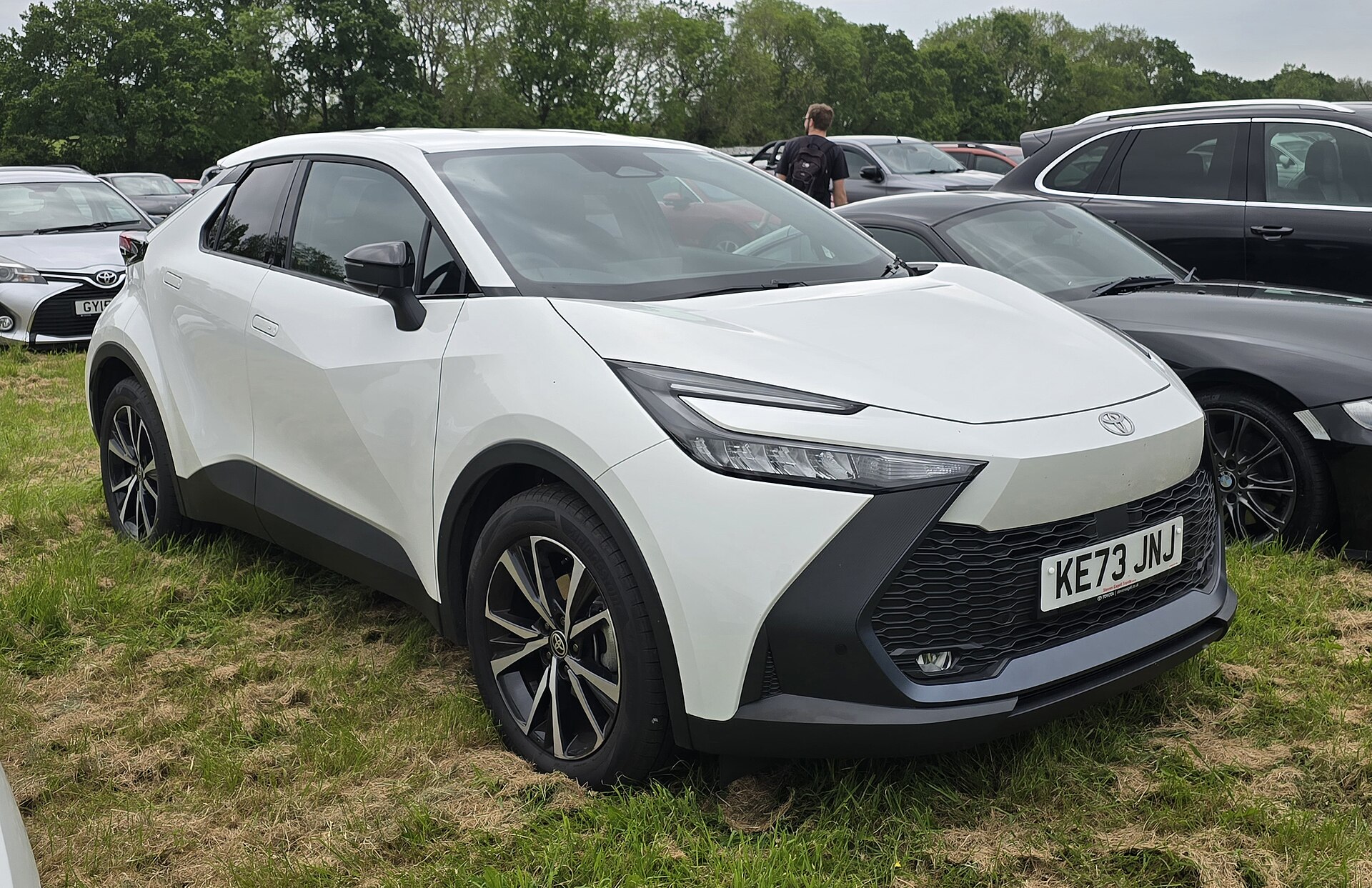 Turuncu ikinci nesil Toyota C-HR önden