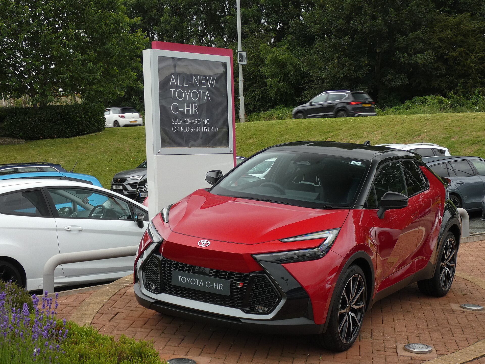İkinci nesil Toyota C-HR arkadan görünüm