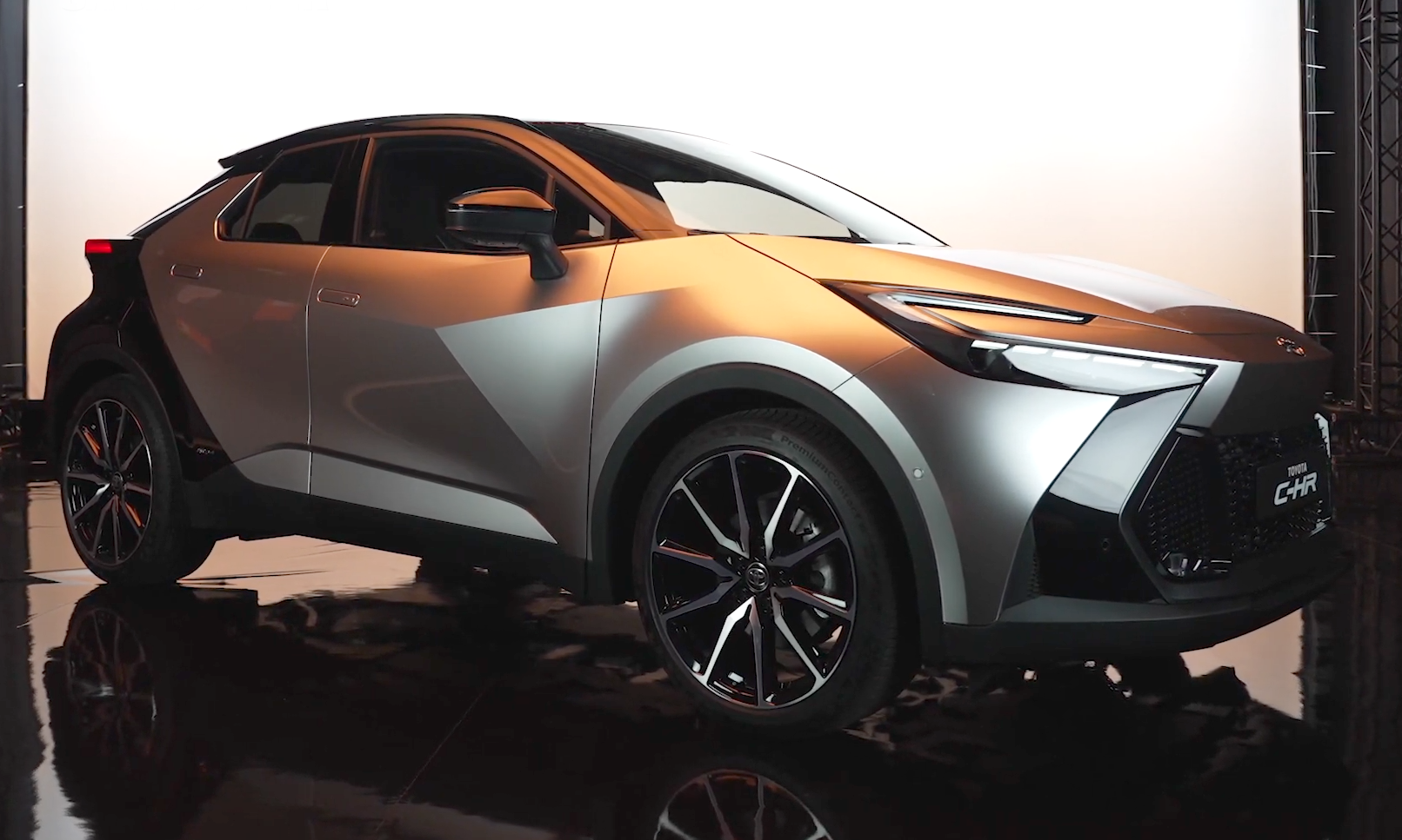 İkinci nesil Toyota C-HR arkadan görünüm