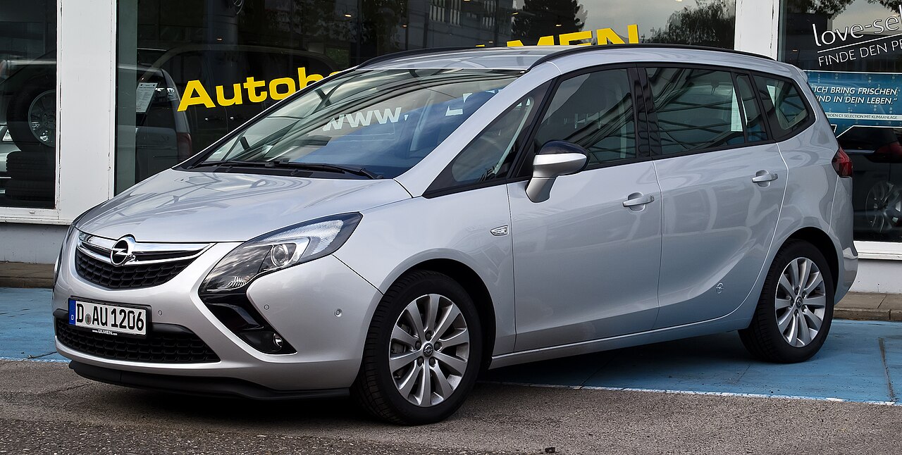 Opel Zafira Tourer C önden üç çeyrek